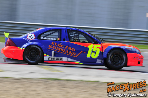 Renger van der Zande aan het jumpen met de wagen van teamgenoot Goossens